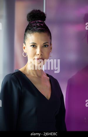 PRODUKTION - 29. April 2022, Nordrhein-Westfalen, Köln: Karolina Ashion, Anchorfrau und Journalistin aus der Ukraine, moderiert das Kurznachrichten-Format 'Ukraine Update' auf dem RTL-Kanal. Foto: Thomas Banneyer/dpa Stockfoto