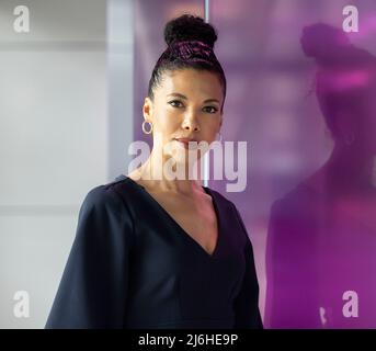 PRODUKTION - 29. April 2022, Nordrhein-Westfalen, Köln: Karolina Ashion, Anchorfrau und Journalistin aus der Ukraine, moderiert das Kurznachrichten-Format 'Ukraine Update' auf dem RTL-Kanal. Foto: Thomas Banneyer/dpa Stockfoto