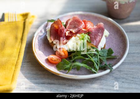 Frühstückssandwich. Rühreier und Jamon auf Vollkornbrot Stockfoto