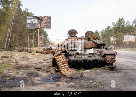 T-72 Tanks lagen im April 2022 an einer der Hauptstraßen nach Kiew Stockfoto