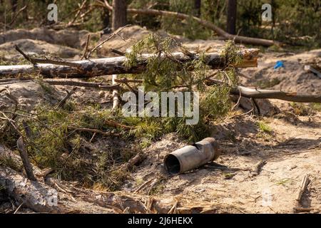 T-72 Tanks lagen im April 2022 an einer der Hauptstraßen nach Kiew Stockfoto