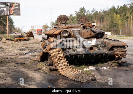 T-72 Tanks lagen im April 2022 an einer der Hauptstraßen nach Kiew Stockfoto