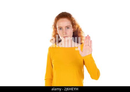 Rotschopf junge Frau trägt lässiges blaues T-Shirt tun aufhören zu singen mit Handfläche der Hand. Warnausdruck mit negativer und ernsthafter Geste auf dem Fac Stockfoto