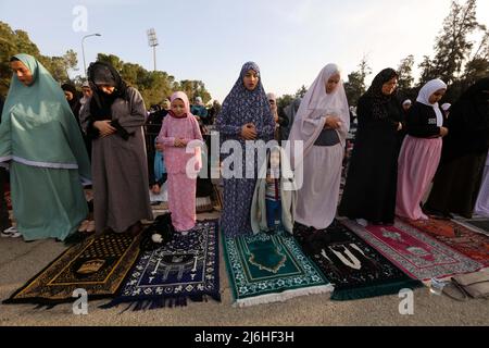 (220502) -- AMMAN, 2. Mai 2022 (Xinhua) -- Muslime führen am 2. Mai 2022 in Amman, Jordanien, Eid al-Fitr-Gebete durch. (Foto von Mohammad Abu Ghosh/Xinhua) Stockfoto