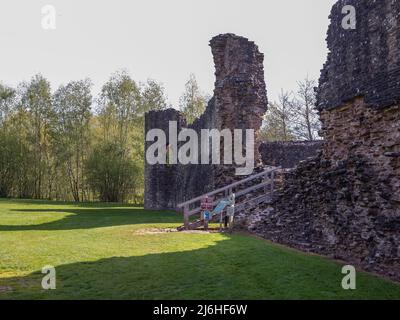 Skenfrith Abergavenny Monmouthshire Wales Großbritannien April 30 2022 Beschilderung des National Trust im Skenfrith Castle Ancient Monument bei Abergavenny Stockfoto