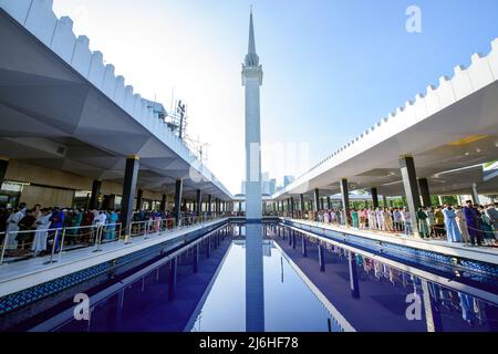 (220502) -- KUALA LUMPUR, 2. Mai 2022 (Xinhua) -- Muslime verrichten Eid al-Fitr-Gebete in der Nationalmoschee in Kuala Lumpur, Malaysia, 2. Mai 2022. (Foto von Chong Voon Chung/Xinhua) Stockfoto