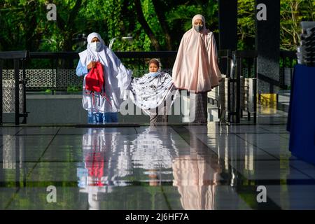 (220502) -- KUALA LUMPUR, 2. Mai 2022 (Xinhua) -- Muslime kommen zu Eid al-Fitr-Gebeten in der Nationalmoschee in Kuala Lumpur, Malaysia, 2. Mai 2022. (Foto von Chong Voon Chung/Xinhua) Stockfoto