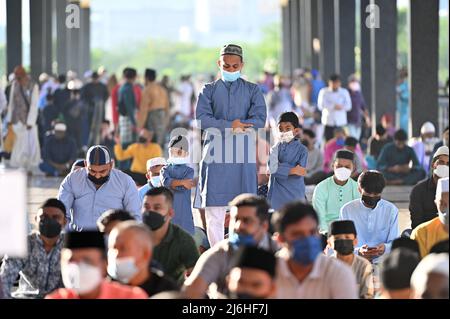 (220502) -- KUALA LUMPUR, 2. Mai 2022 (Xinhua) -- Muslime verrichten Eid al-Fitr-Gebete in der Nationalmoschee in Kuala Lumpur, Malaysia, 2. Mai 2022. (Foto von Chong Voon Chung/Xinhua) Stockfoto