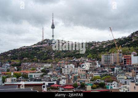 Distrikt Itaewon und Namsan Tower in Yongsan, Seoul, Südkorea, am 13. April 2022 Stockfoto