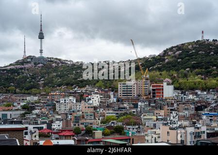 Distrikt Itaewon und Namsan Tower in Yongsan, Seoul, Südkorea, am 13. April 2022 Stockfoto