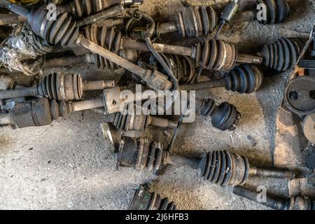 Teile von demontierten Autos am Autowrack Stockfoto