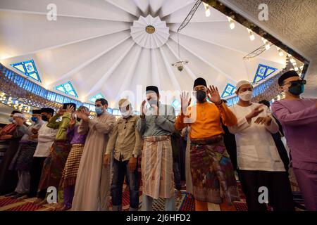 (220502) -- KUALA LUMPUR, 2. Mai 2022 (Xinhua) -- Muslime verrichten Eid al-Fitr-Gebete in der Nationalmoschee in Kuala Lumpur, Malaysia, 2. Mai 2022. (Foto von Chong Voon Chung/Xinhua) Stockfoto