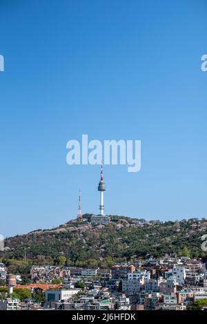 Distrikt Itaewon und Namsan Tower in Yongsan, Seoul, Südkorea, am 15. April 2021 Stockfoto