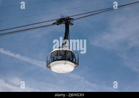 Die Gondel einer Seilbahn auf den Skyway Monte Bianco von unten aus gesehen. Stockfoto