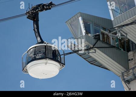 Die Skyway-Seilbahn Pointe Helbronner Station vom Torino Hub mit einer Gondel, die sich vom Torino Hub aus nähert. Stockfoto