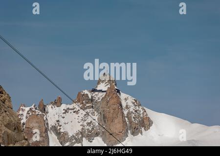 Der Aiguille du Midi (3.842 Meter), der sich über die französischen Alpen erstreckt. Sie ist mit der Seilbahn von Chamonix und im Sommer von Courmayeur aus zu erreichen. Stockfoto