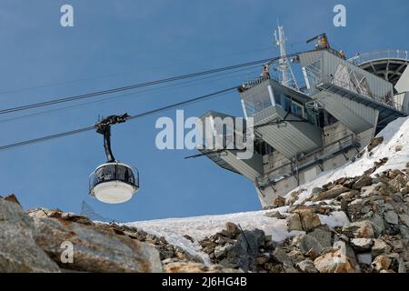 Die Skyway-Seilbahn Pointe Helbronner Station vom Torino Hub mit einer Gondel, die sich vom Torino Hub aus nähert. Stockfoto