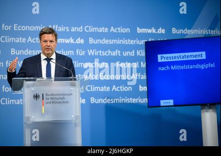 02 May 2022, Berlin: Robert Habeck (Bündnis 90/Die Grünen), Federal Minister for Economic Affairs and Climate Protection, speaks at a press conference at the Federal Ministry for Economic Affairs and Climate Protection following a meeting with associations of small and medium-sized businesses. The hybrid meeting focused on the current war situation in Ukraine as well as the EU sanctions and the associated impact on the German SME sector. Photo: Bernd von Jutrczenka/dpa Stockfoto