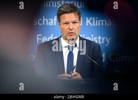 02 May 2022, Berlin: Robert Habeck (Bündnis 90/Die Grünen), Federal Minister for Economic Affairs and Climate Protection, speaks at a press conference at the Federal Ministry for Economic Affairs and Climate Protection following a meeting with associations of small and medium-sized businesses. The focus of the hybrid meeting was the current war situation in Ukraine, as well as the EU sanctions and the associated impact on the German SME sector. Photo: Bernd von Jutrczenka/dpa Stockfoto