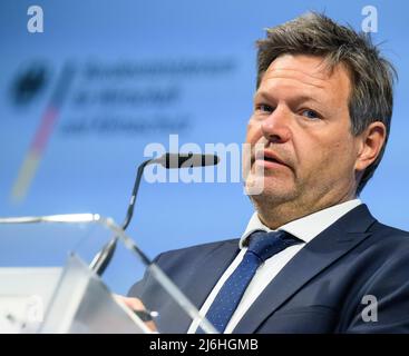 02 May 2022, Berlin: Robert Habeck (Bündnis 90/Die Grünen), Federal Minister for Economic Affairs and Climate Protection, speaks at a press conference at the Federal Ministry for Economic Affairs and Climate Protection following a meeting with associations of small and medium-sized businesses. The hybrid meeting focused on the current war situation in Ukraine as well as the EU sanctions and the associated impact on the German SME sector. Photo: Bernd von Jutrczenka/dpa Stockfoto