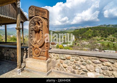 Dilijan, Armenien - 28. April 2022 - Blick auf die Stadt Dilijan von der Spitze des Tufenkian Old Dilijan Komplex Aussichtspunkt mit schönen blauen Himmel und Stockfoto