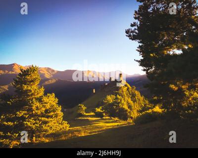 Der Tuschetische erhebt sich in Upper Omalo, Tusheti, auf einem Hügel. Georgien Reise und Kultur Stockfoto