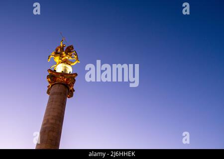 27.. oktober 2021: Tiflis, Georgien. Freiheitsdenkmal, Das St. George Den Drachen Und Das Rathaus Von Tiflis Auf Dem Freiheitsplatz Im Stadtzentrum Erschlugen Zeigt. Stockfoto