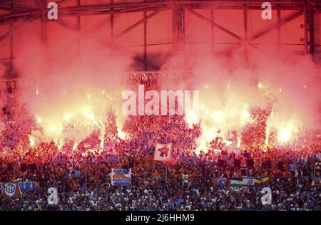 Flares von Anhängern der „Südsieger“ während des Fußballspiels der französischen Ligue 1 zwischen Olympique de Marseille (OM) und Olympique Lyonnais (OL, Lyon) am 1. Mai 2022 im Stade Velodrome in Marseille, Frankreich - Foto: Jean Catuffe/DPPI/LiveMedia Stockfoto