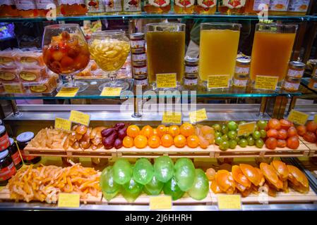 Bunte kandierte Früchte für den Verkauf in einem Geschäft in Bologna, Italien Stockfoto