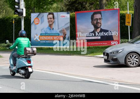 Wahlplakate der beiden Spitzenkandidaten aus CDU und SPD, Hendrik WUEST, Wust, CDU, Ministerpräsident von Nordrhein-Westfalen, Und Thomas KUTSCHATY, Vorsitzender der SPD-Landtagsfraktion, Fraktionsvorsitzender, Wahlkampfplakate der politischen Parteien zur Landtagswahl Nordrhein-Westfalen 2022 in Dortmund am 30.. April 2022 uh Stockfoto