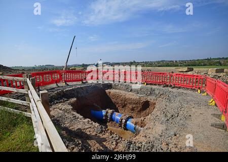 Riesiger Abfluss auf der Baustelle der neuen Ost-leeds-Orbitalstraße großbritannien Stockfoto