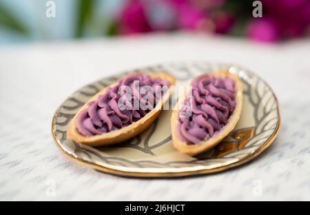 Beni-imo Torte aus dem Okashigoten Store, Okinawa, Japan. Beni-imo ist die lila Süßkartoffel, die in Okinawa angebaut wird. Stockfoto