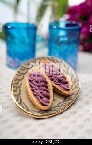 Beni-imo Torte aus dem Okashigoten Store, Okinawa, Japan. Beni-imo ist die lila Süßkartoffel, die in Okinawa angebaut wird. Stockfoto