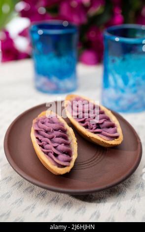 Beni-imo Torte aus dem Okashigoten Store, Okinawa, Japan. Beni-imo ist die lila Süßkartoffel, die in Okinawa angebaut wird. Stockfoto