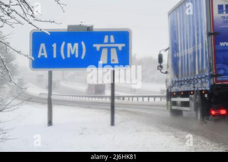 A1(M) Straßenschild im Winterschnee Bramham Crossroads Leeds Yorkshire Vereinigtes Königreich Stockfoto