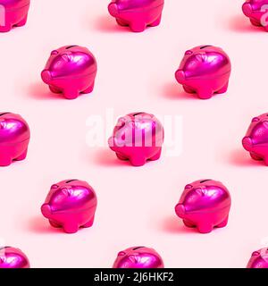 Leuchtend rosa Sparschwein für Münzen wiederholen nahtloses Muster auf hellem rosa Hintergrund. Stockfoto