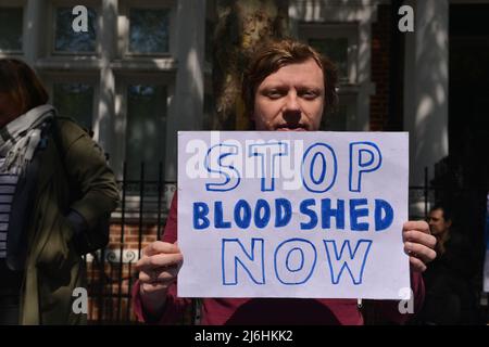 Der Protestler hält während der Kundgebung ein Plakat mit dem Slogan „Stop Bloodshed Now“. Die Russen protestierten in Solidarität mit der russischen Antikriegsbewegung und für die Freilassung politischer Gefangener vor der russischen Botschaft in London. Stockfoto