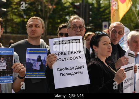 Der Protestler hält ein Plakat mit dem Namen des politischen Gefangenen. Die Russen protestierten in Solidarität mit der russischen Antikriegsbewegung und für die Freilassung politischer Gefangener vor der russischen Botschaft in London. Stockfoto