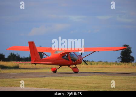 Privates Propellerflugzeug Aeroprakt-32L auf der Startbahn Stockfoto