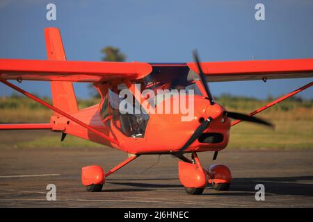 Privates Propellerflugzeug Aeroprakt-32L auf der Startbahn Stockfoto