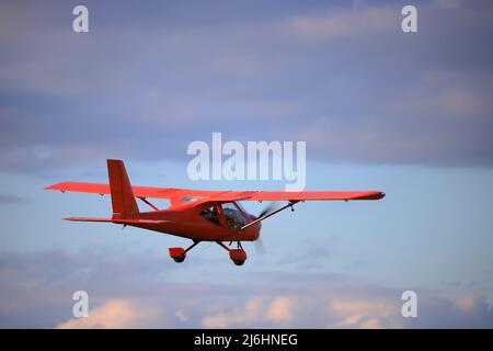 Privates Propellerflugzeug Aeroprakt-32L fliegt am Himmel Stockfoto