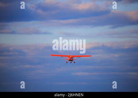 Propellerflugzeug Aeroprakt-32L fliegt am Himmel Stockfoto