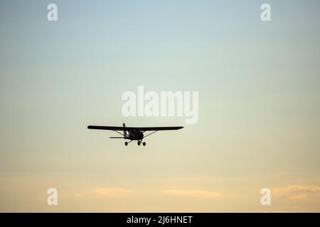 Privates Propellerflugzeug Aeroprakt-32L fliegt am Himmel Stockfoto