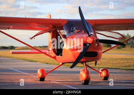 Propellerflugzeug Aeroprakt-32L auf der Startbahn Stockfoto