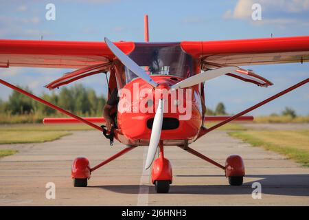 Propellerflugzeug Aeroprakt-32L auf der Startbahn Stockfoto