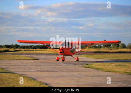 Privates Propellerflugzeug Aeroprakt-32L auf der Startbahn Stockfoto