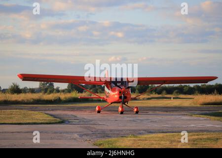 Privates Propellerflugzeug Aeroprakt-32L auf der Startbahn Stockfoto