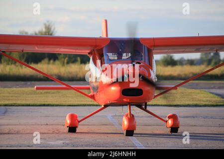 Privates Propellerflugzeug Aeroprakt-32L auf der Startbahn Stockfoto