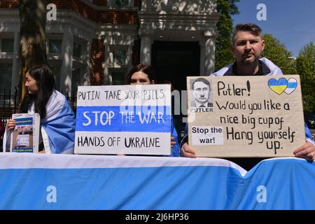 Die Demonstranten halten während der Kundgebung Plakate, auf denen ihre Meinung zum Ausdruck kommt. Die Russen protestierten in Solidarität mit der russischen Antikriegsbewegung und für die Freilassung politischer Gefangener vor der russischen Botschaft in London. Stockfoto