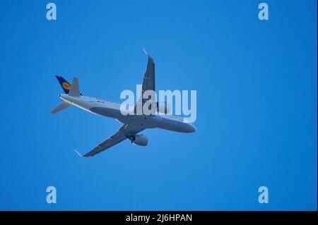 Mainz, Deutschland - 10. April 2020 Lufthansa Airbus A320 Neo fliegt über Mainz in der Nähe des Frankfurter Flughafens. Stockfoto